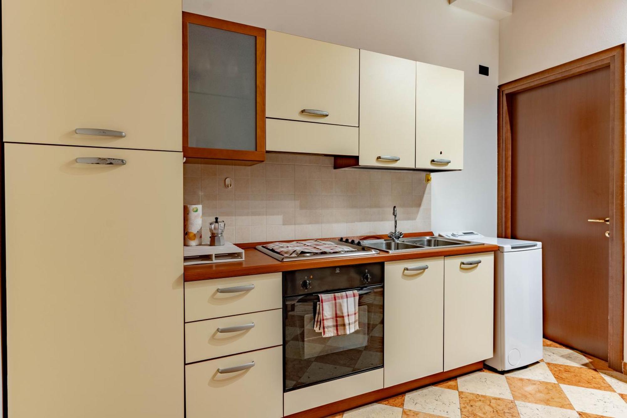 Historic Center View-2 Minutes From Arena & Juliet's House- Mazzini Palace Apartment Verona