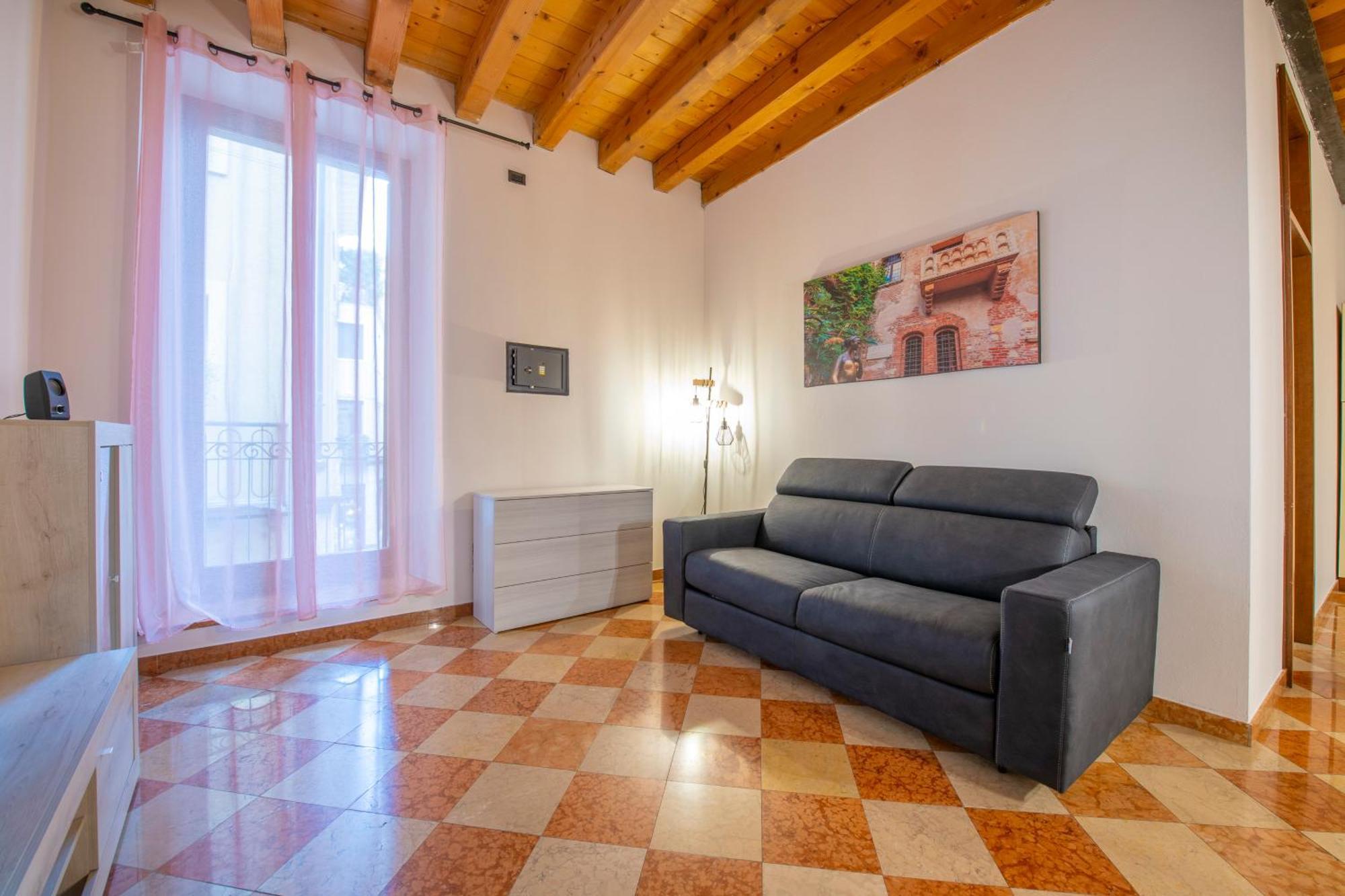 Historic Center View-2 Minutes From Arena & Juliet's House- Mazzini Palace Apartment