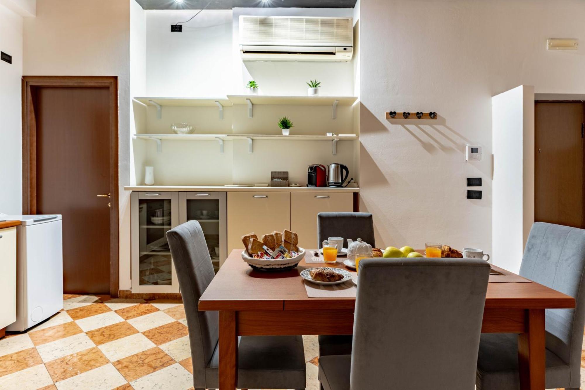 Apartment Historic Center View-2 Minutes From Arena & Juliet's House- Mazzini Palace Verona