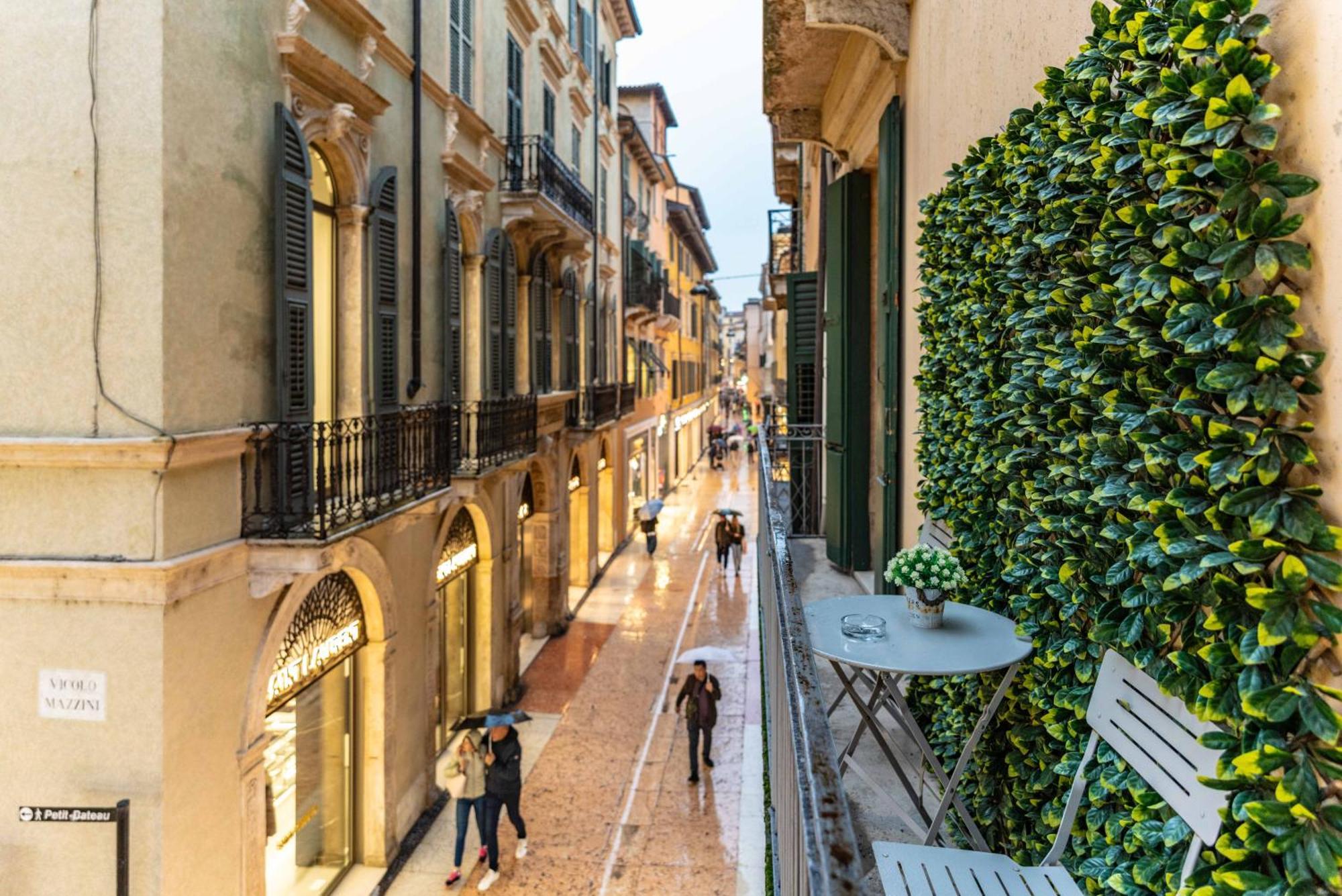 Apartment Historic Center View-2 Minutes From Arena & Juliet's House- Mazzini Palace *