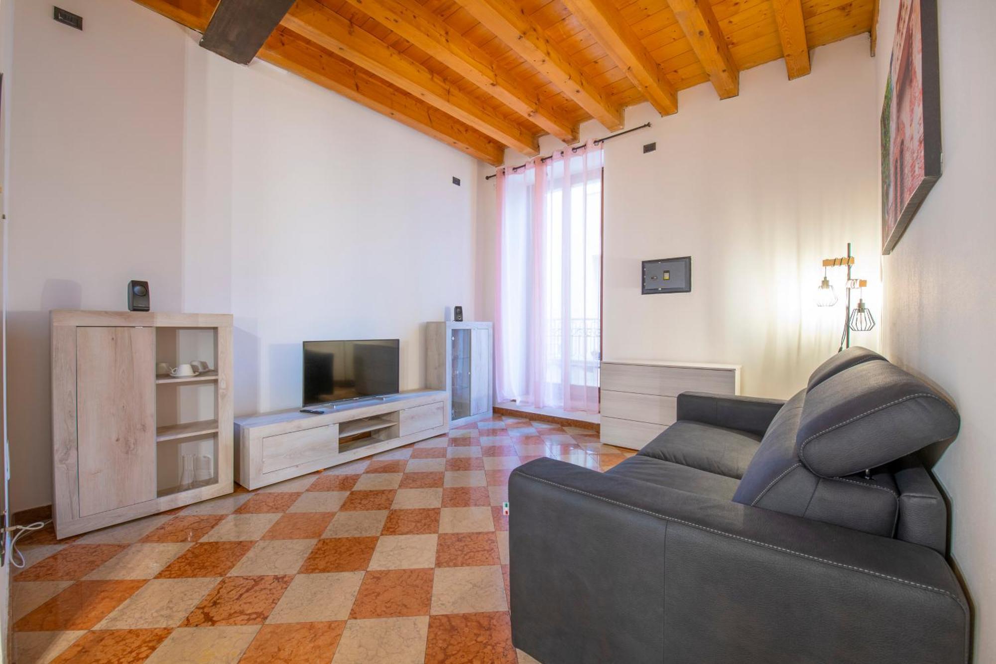 Apartment Historic Center View-2 Minutes From Arena & Juliet's House- Mazzini Palace