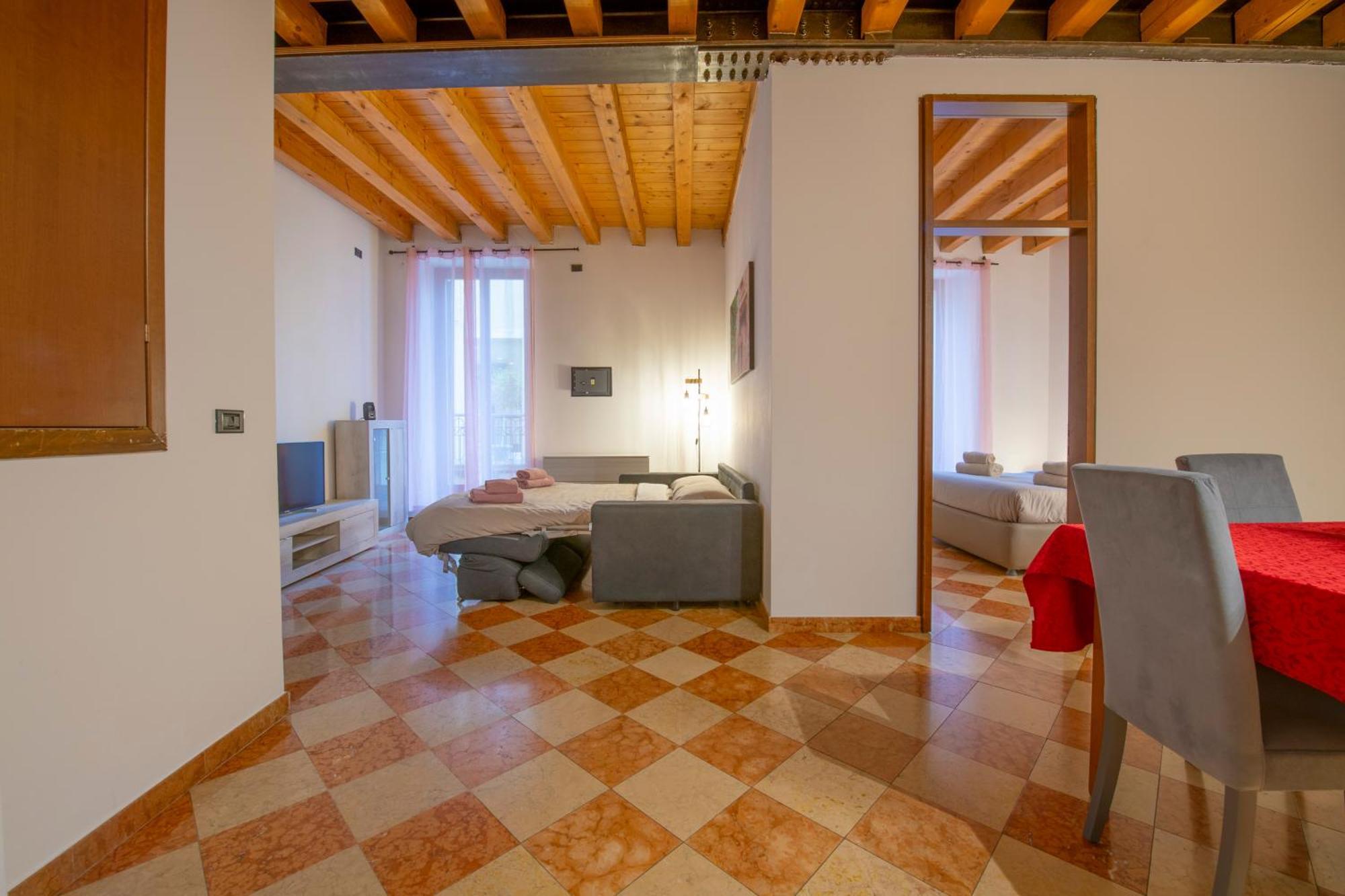 Historic Center View-2 Minutes From Arena & Juliet's House- Mazzini Palace Apartment Verona